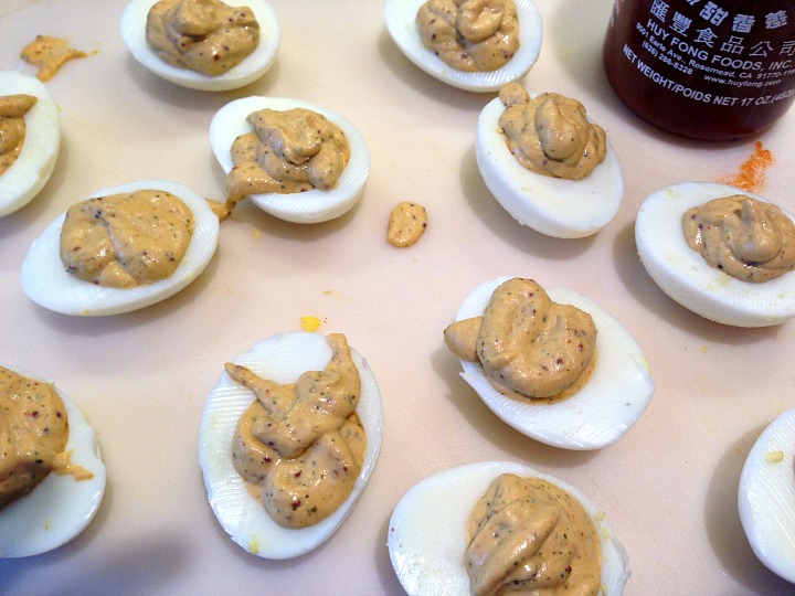 sriracha-deviled-eggs2