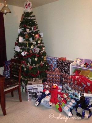 Presents-Under-The-Christmas-Tree