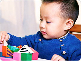 Asian_boy_playing_blocks_BRAND_PHO_EN