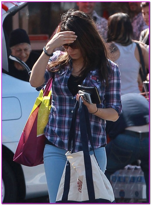 51354874 'Ted 2' actress Mila Kunis hides her face as she stops by Trader Joe's for a couple of things in Los Angeles, California on March 13, 2014. FameFlynet, Inc - Beverly Hills, CA, USA - +1 (818) 307-4813