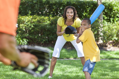 family-playing-baseball