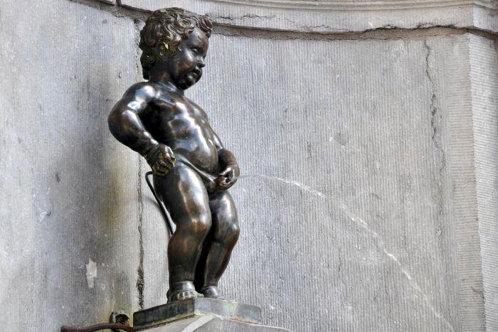 little-boy-statue-peeing