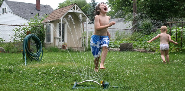 kids-sprinklers-backyard-612x300