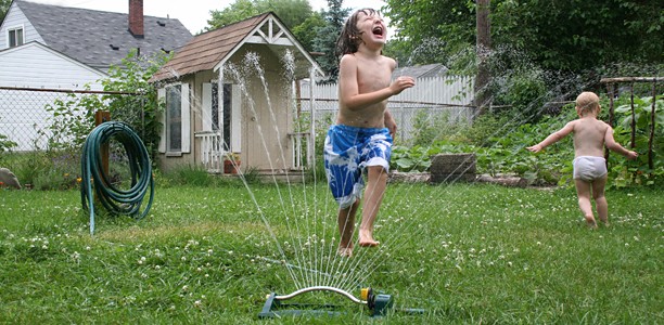 kids-sprinklers-backyard-612x300 kids-sprinklers-backyard-612x300