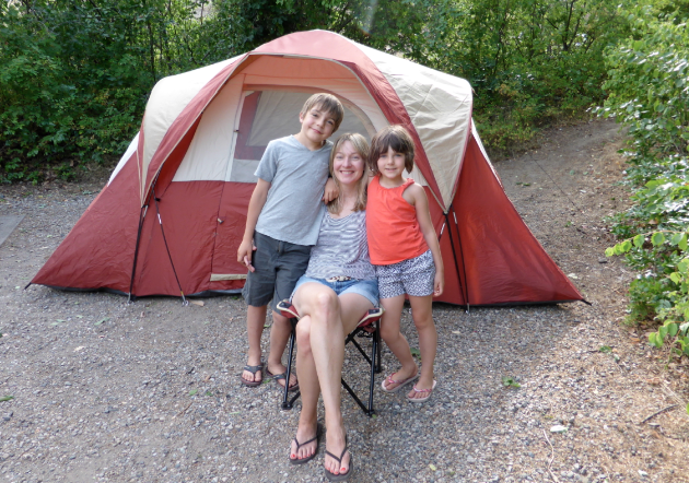 happy-family-camping