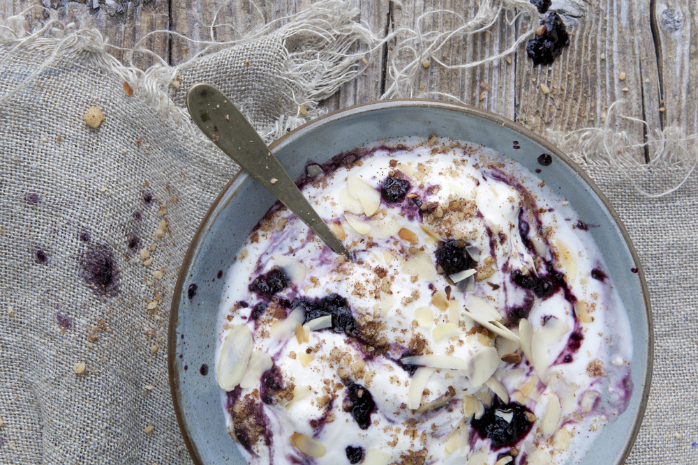 overnight_oats_with_yogurt_and_berries