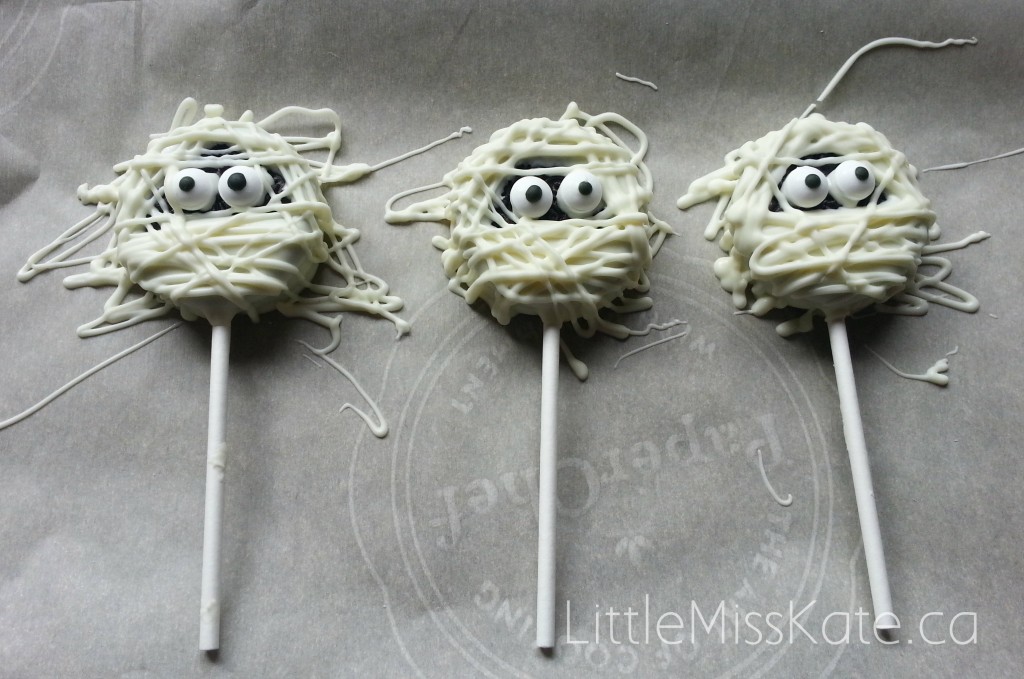 Halloween-Treats-Mummy-Oreo-Pops-3