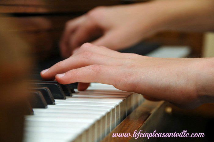 LIP-top-10-arts-based-extracurricular-activities-piano_lessons