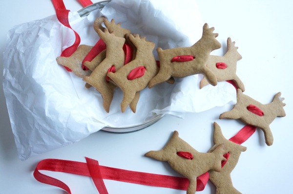 gingerbread-garland-in-tin