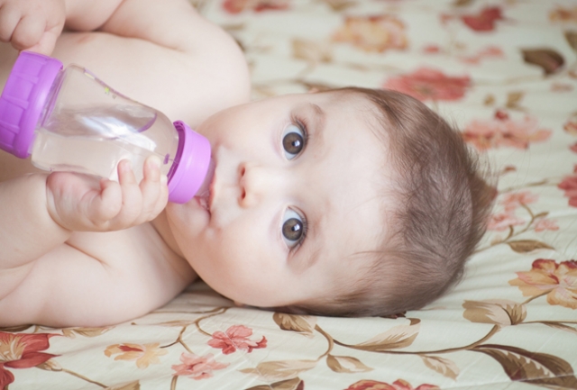 baby_drinking_bottle_0