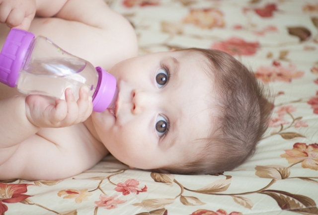 baby_drinking_bottle_0