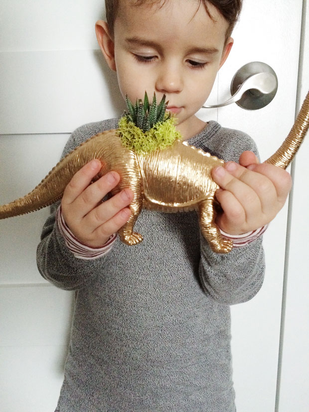 dinosaur-terrarium-with-kids