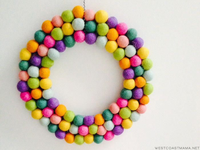 diy-felt-ball-wreath