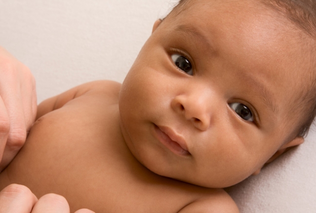 newborn_baby_loking_at_camera_0 newborn_baby_loking_at_camera_0