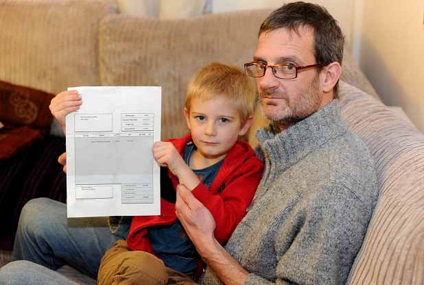 17/01/2015 - Pic by Lucy Davies

Derek Nash with his son Alex, 5, who has received an invoice and threatened with the small claims court after Alex didn't attend a birthday party.

Reporter Sarah
Contact Derek Nash on 415872