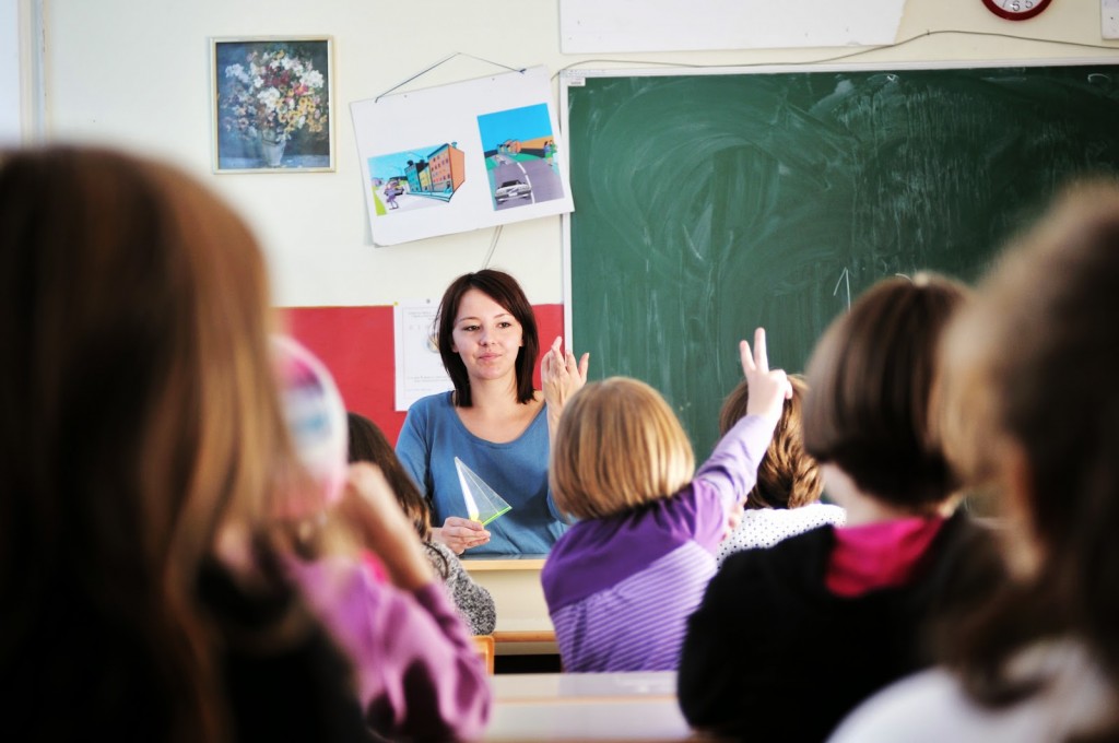kozzi-happy_kids_with__teacher_in__school_classroom-1778x1181 kozzi-happy_kids_with__teacher_in__school_classroom-1778x1181