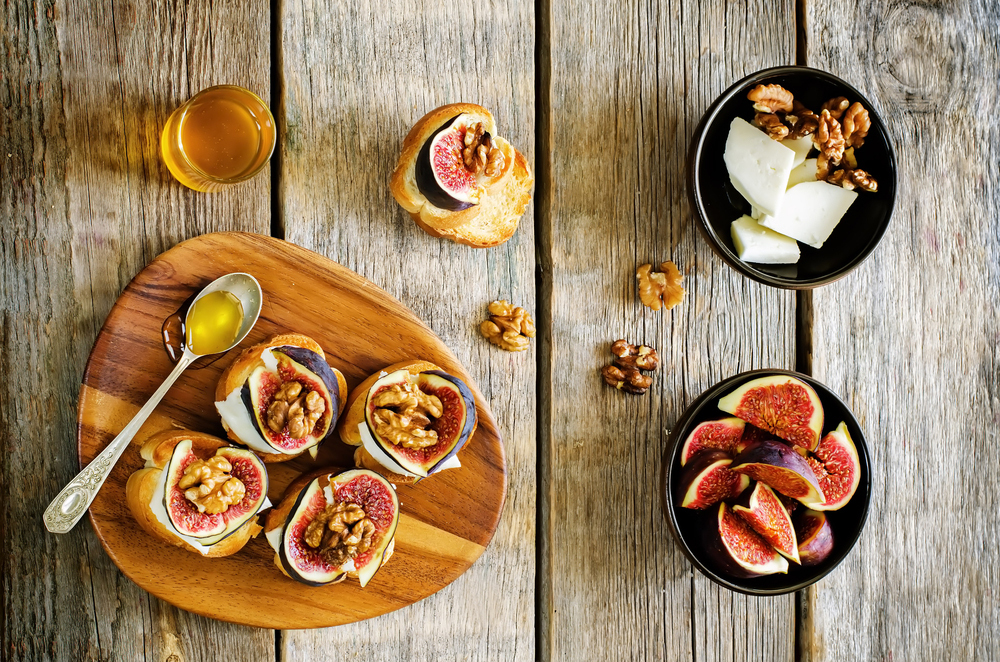 Crostini topped with figs honey and walnuts