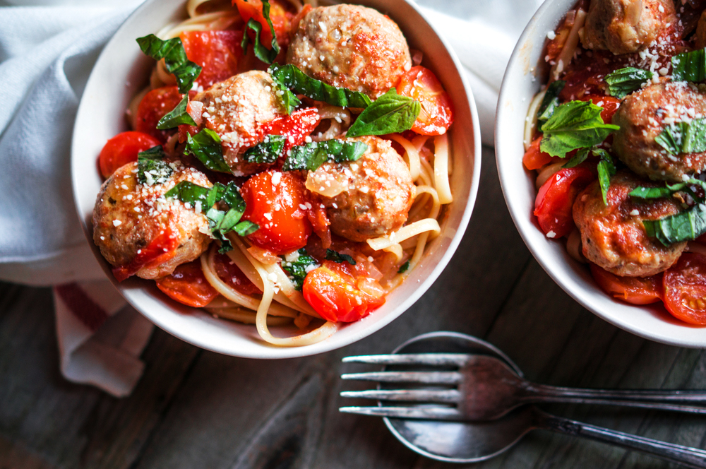 Linguine pasta with tomato sauce and turkey meatballs