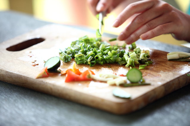 woman_chopping_food