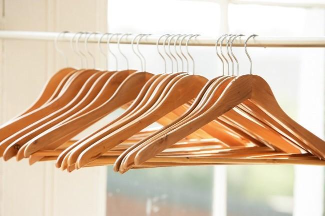 closet-hangers-wood
