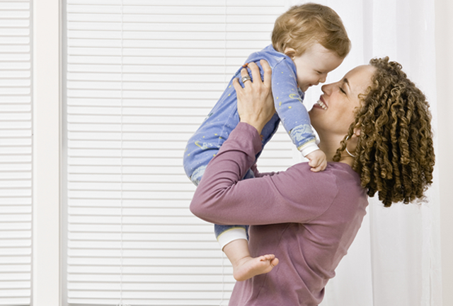 mom_lifting_baby_0