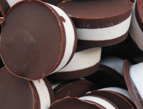 strawberry-chocolate-cheesecake-cups strawberry-chocolate-cheesecake-cups