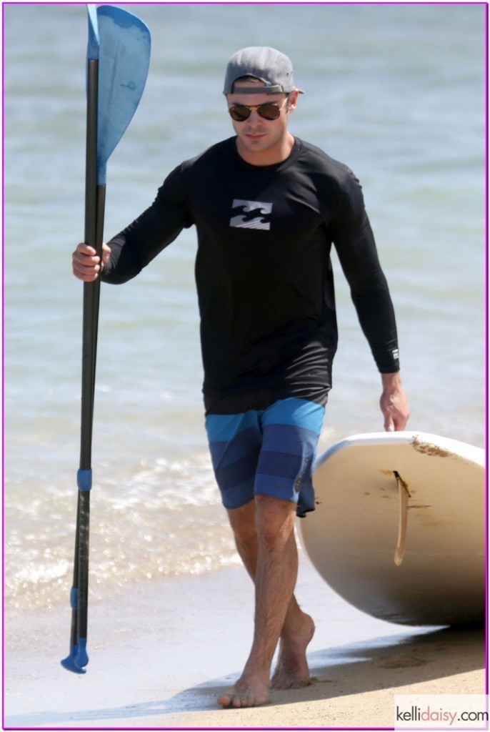 51752633 'Dirty Grandpa' actor Zac Efron enjoying a day on the beach in Maui, Hawaii on May 23, 2015. Zac and his friends spent some time paddle boarding and then walking the beach. FameFlynet, Inc - Beverly Hills, CA, USA - +1 (818) 307-4813