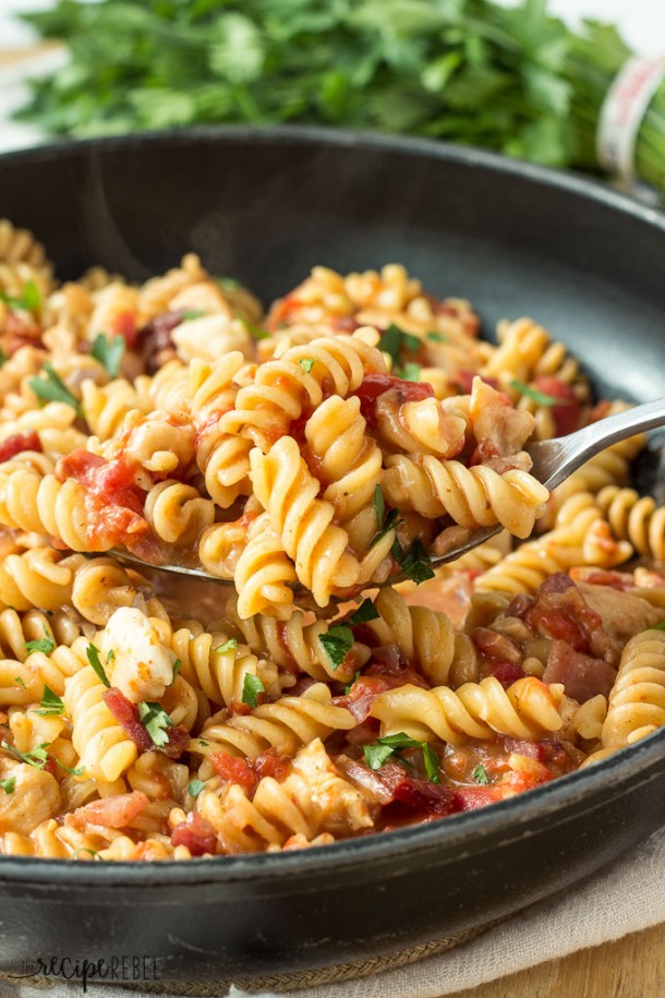 One-Pot-BBQ-Chicken-and-Bacon-Pasta-www.thereciperebel.com-2-610x915