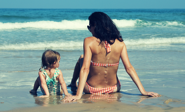 mom_and_daughter_on_beach