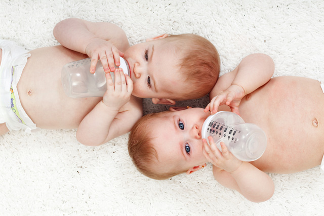 premie_twins_drinking_bottles