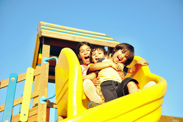 kids_playing_in_park