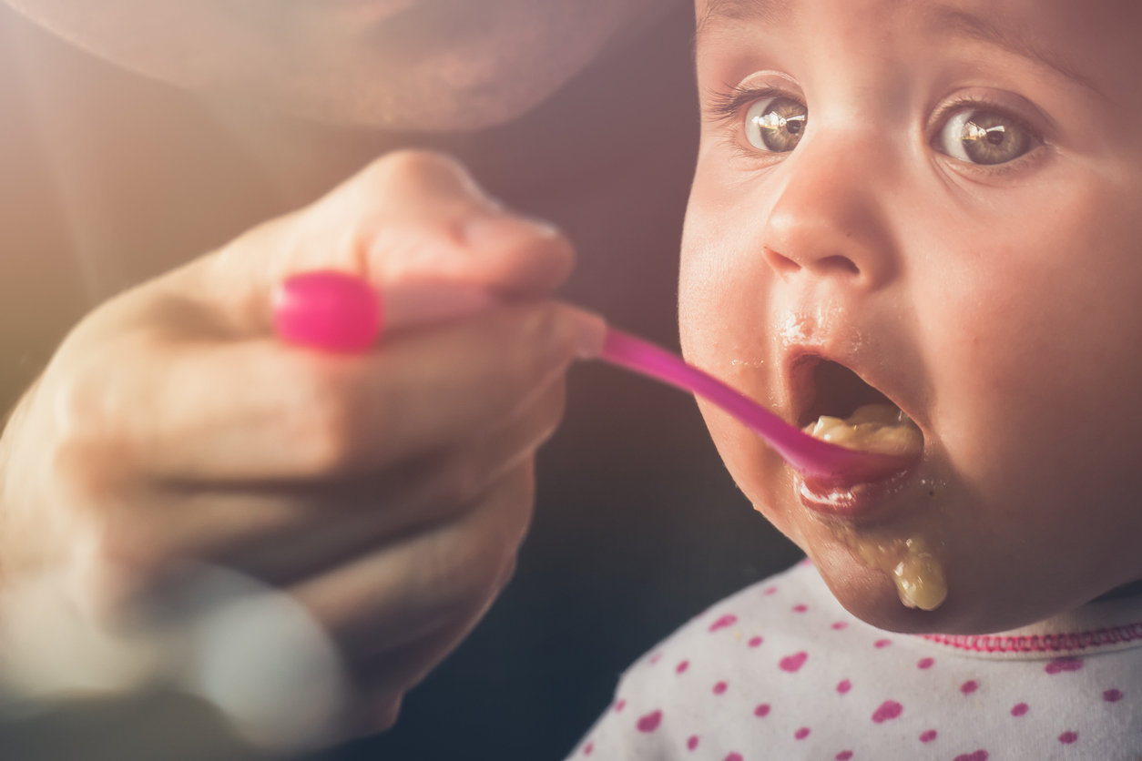 Держит еду во рту. Каша во рту у ребенка. Картинка каша во рту. Baby eating. Baby eating Oil.
