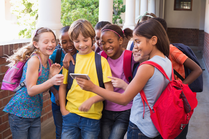 stockfresh_5830711_cute-pupils-using-mobile-phone_sizeXS stockfresh_5830711_cute-pupils-using-mobile-phone_sizeXS