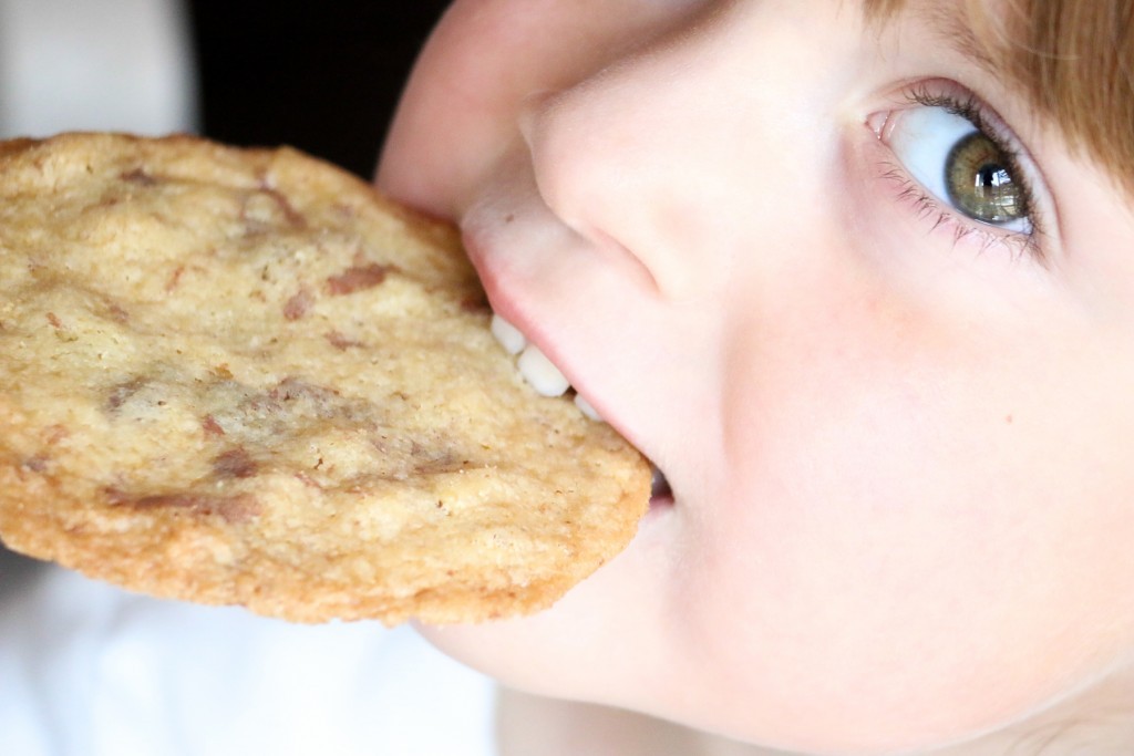 thin-and-crisp-chocolate-chip-cookies-7-1024x683