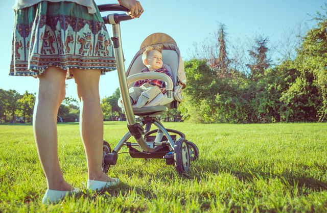 mom_pushing_stroller_0