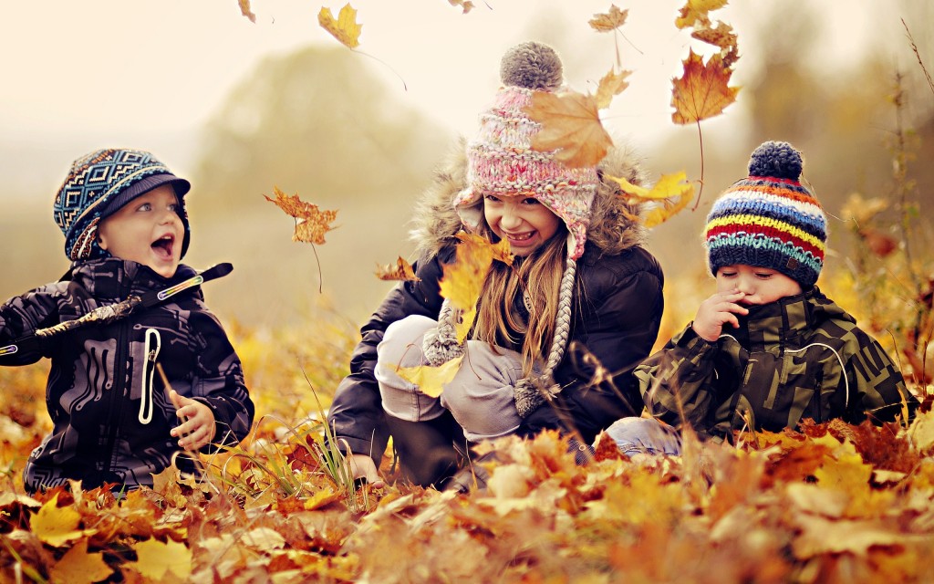 kids-in-leaves