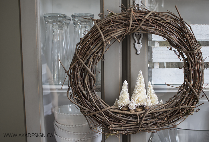 rustic-holiday-wreath-with-bottle-brush-trees rustic-holiday-wreath-with-bottle-brush-trees