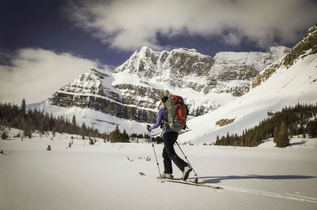 Cross-country-skiing-in-mountains