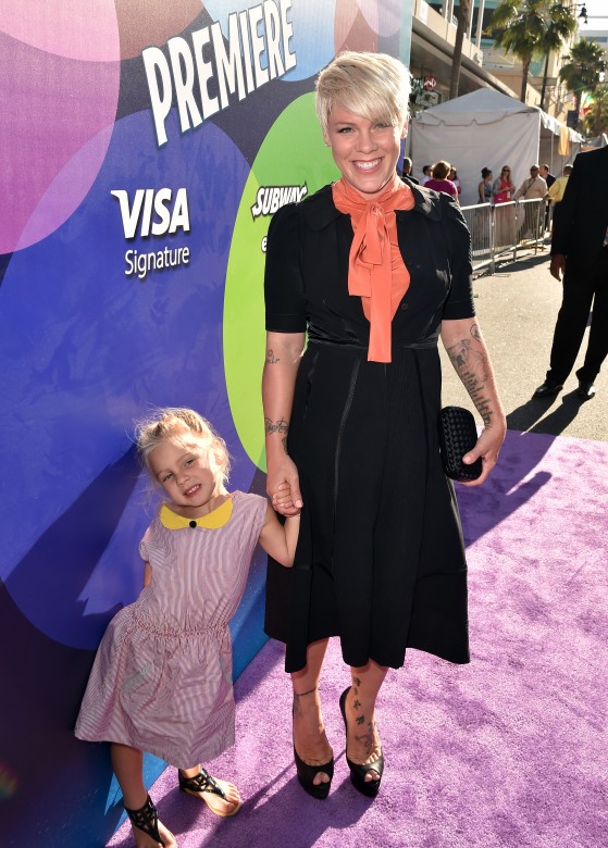 pink-with-daughter-559x780 pink-with-daughter-559x780