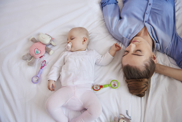 sleeping_baby_with_mother