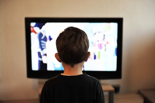 boy2Bwatching2Btv boy2Bwatching2Btv