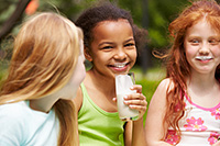 Three_girls_drinking_milk