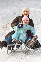 momanddaughtersleding