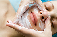 Woman_receiving_a_facial