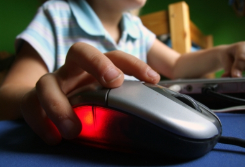 child_using_computer_mouse
