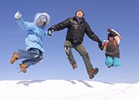 familyjumpinginsnow