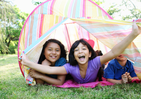 girls_playing_in_tent