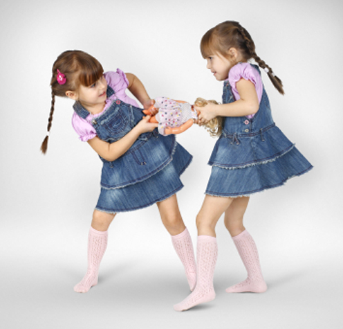 twins_fighting_over_doll