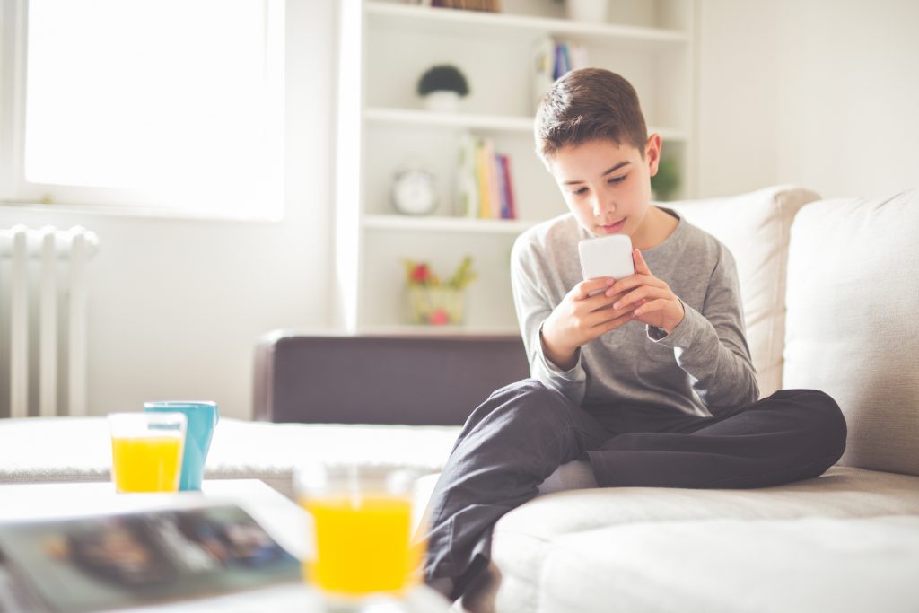 8 rules for keeping kids off cell phones and devices