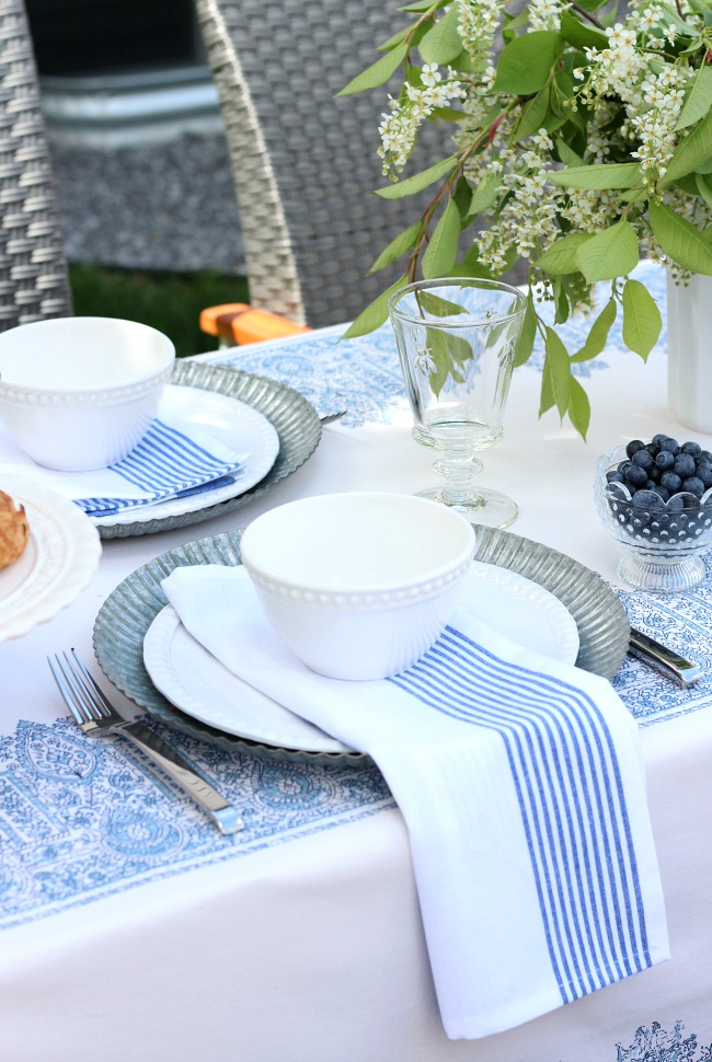 Put together a casual outdoor table setting for your summer brunch!